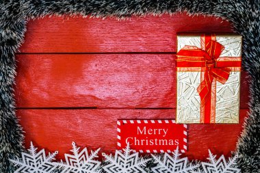 Noel çelengi ile kırmızı tahta üzerinde Noel kompozisyonu