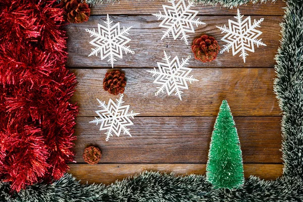 Composição de Natal na placa de madeira com guirlanda de Natal e — Fotografia de Stock