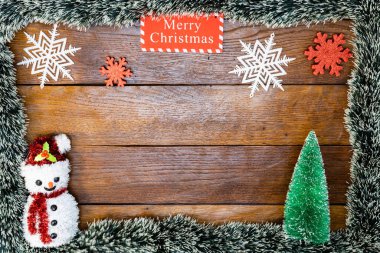 Tahtada Noel çelengi ve Noel çelengi ile Noel kompozisyonu