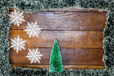 Tahtada Noel çelengi ve Noel çelengi ile Noel kompozisyonu