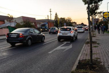 Bükreş şehir merkezinde trafik sıkışıktı. Arabalar...
