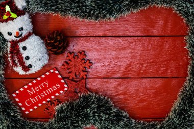 Noel çelengi ile kırmızı tahta üzerinde Noel kompozisyonu