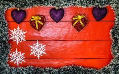 Noel çelengi ile kırmızı tahta üzerinde Noel kompozisyonu