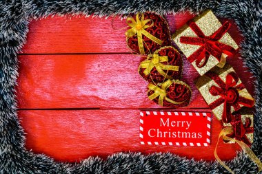 Noel çelengi ile kırmızı tahta üzerinde Noel kompozisyonu
