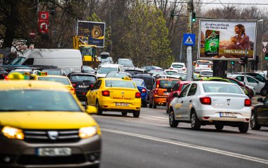 Şehir merkezinde trafik sıkışıktı. Bükreş, Romanya, 2