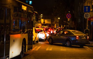 Romanya 'nın Bükreş kentinde akşam trafiği sıkışık, 