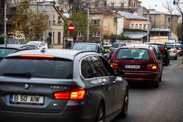 Trafic automobile aux heures de pointe dans le centre-ville. Bucarest, Roumanie, 2 — Photo