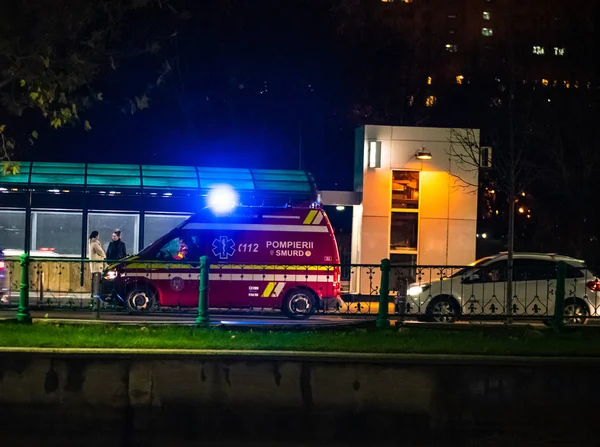 SMURD ambulância carro de plantão, no trânsito nas ruas de Buchar — Fotografia de Stock