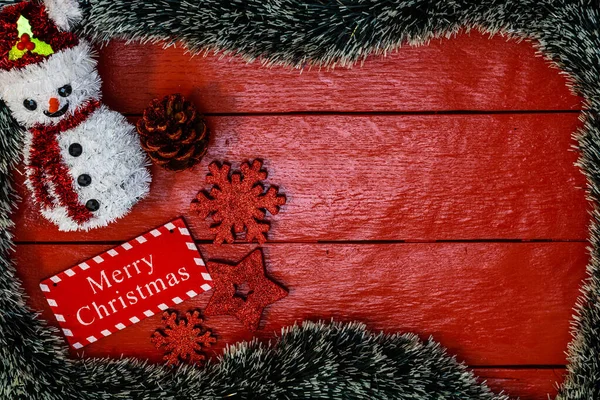 Julsammansättning på röd träskiva med julkrans — Stockfoto