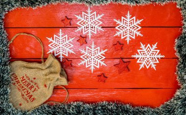 Noel çelengi ile kırmızı tahta üzerinde Noel kompozisyonu