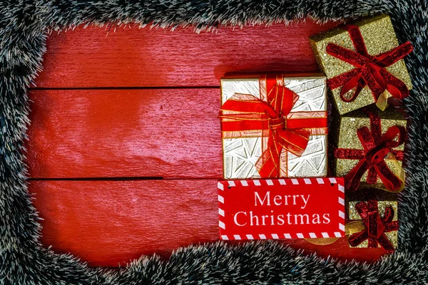 Vánoční kompozice na červené dřevěné desce s vánočním věncem — Stock fotografie