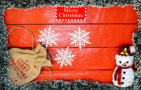 Weihnachtskomposition auf rotem Holzbrett mit Weihnachtsgirlanden — Stockfoto