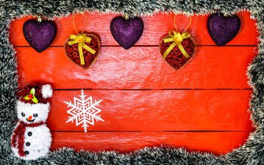 Noel çelengi ile kırmızı tahta üzerinde Noel kompozisyonu