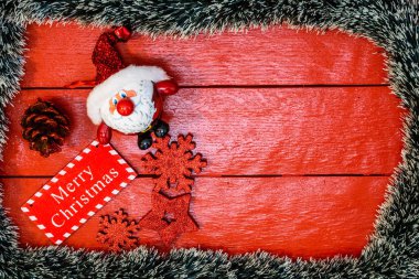 Noel çelengi ile kırmızı tahta üzerinde Noel kompozisyonu