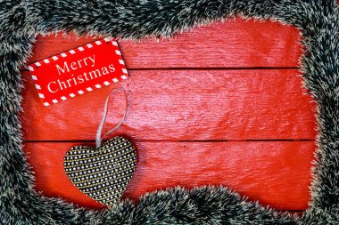 Noel çelengi ile kırmızı tahta üzerinde Noel kompozisyonu