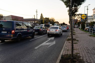 Bükreş şehir merkezinde trafik sıkışıktı. Arabalar...