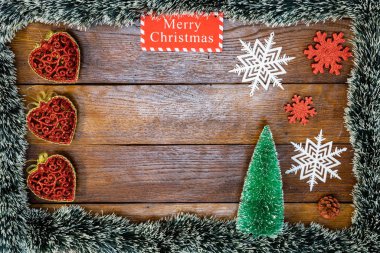 Tahtada Noel çelengi ve Noel çelengi ile Noel kompozisyonu