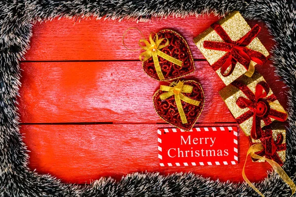 Noel çelengi ile kırmızı tahta üzerinde Noel kompozisyonu — Stok fotoğraf