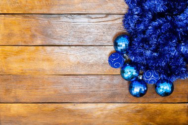 Renkli Noel çelenkleri. Noel kompozisyonu ahşap boa
