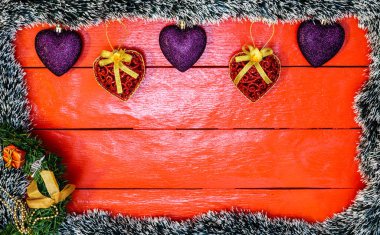 Noel çelengi ile kırmızı tahta üzerinde Noel kompozisyonu