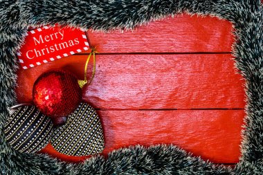 Noel çelengi ile kırmızı tahta üzerinde Noel kompozisyonu