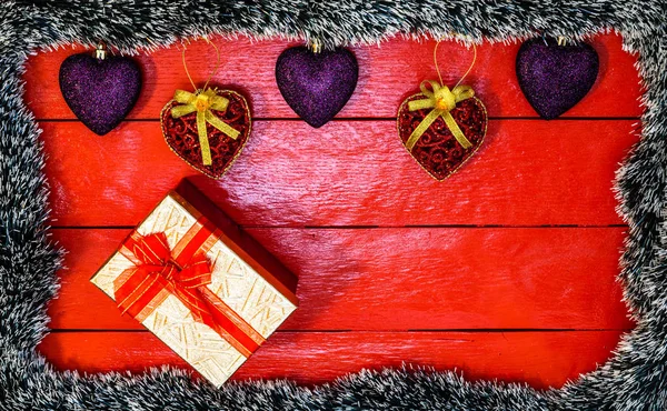 Рождественская композиция на красной деревянной доске с гирляндой — стоковое фото
