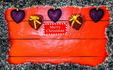 Noel çelengi ile kırmızı tahta üzerinde Noel kompozisyonu