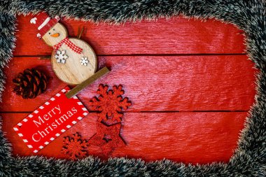 Noel çelengi ile kırmızı tahta üzerinde Noel kompozisyonu