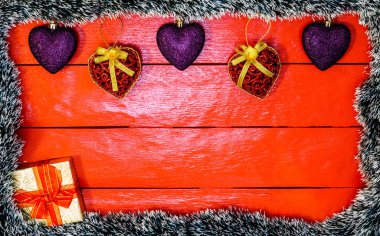 Noel çelengi ile kırmızı tahta üzerinde Noel kompozisyonu