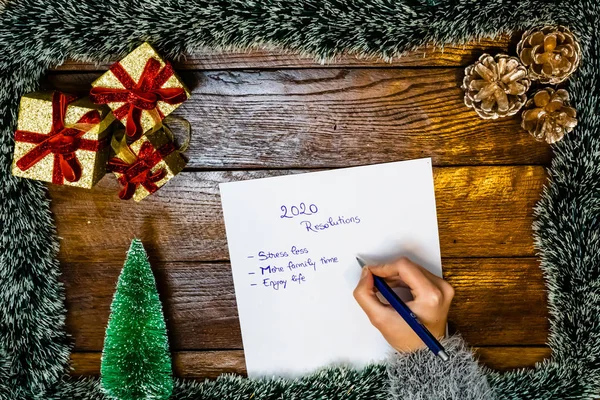 Ręczne pisanie noworocznych uchwał na papierze. Dekoracja świąteczna — Zdjęcie stockowe