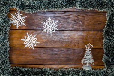 Tahtada Noel çelengi ve Noel çelengi ile Noel kompozisyonu