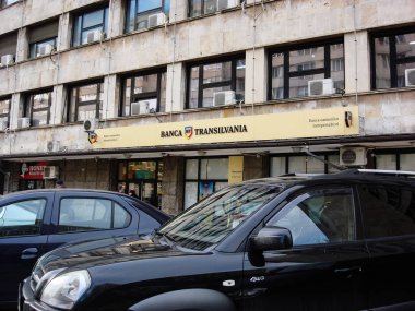 Banca Transilvania (Bt) şubesinin logosu. Bankadakiler arasında...