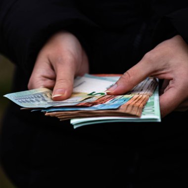 Kadın para sayıyor, EURO 'yu sayıyor.