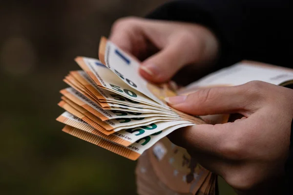 Жінка рахує гроші, рахуючи ЄВРО близько — стокове фото