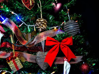 Noel süslemeleri. Madalyalı Noel ağacı