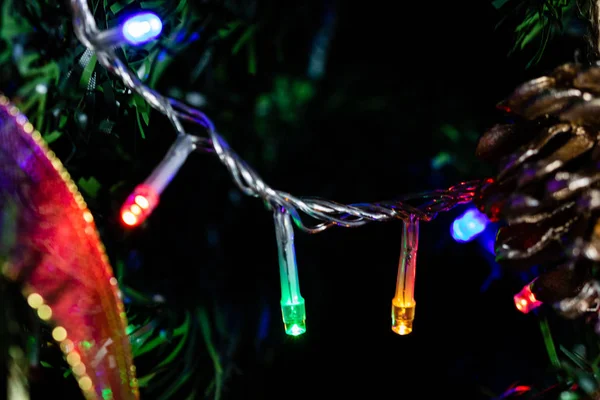 Decorazioni appese di Natale su abete. Decorato t Natale — Foto Stock