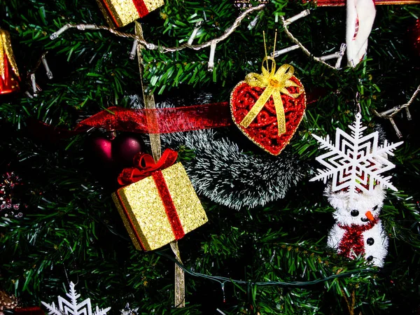 Decoraciones colgantes de Navidad. Árbol de Navidad decorado con bal — Foto de Stock
