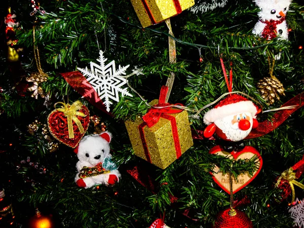 Decoraciones colgantes de Navidad. Árbol de Navidad decorado con bal — Foto de Stock