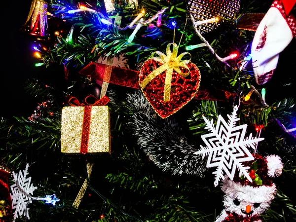 Decorações de Natal penduradas. Árvore de Natal decorada com bal — Fotografia de Stock