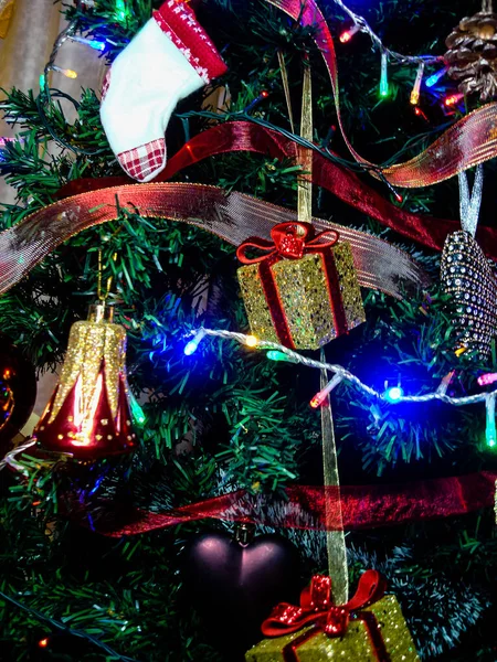 Decorazioni appese di Natale. Albero di Natale decorato con bal — Foto Stock
