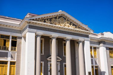 Colegio San Lorenzo Ci şehrinin ana meydanında yer almaktadır.
