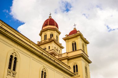Bazilika Virgen de la Caridad mavi gökyüzüne karşı. Roma Katolü