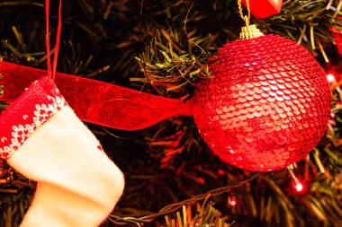 Noel süslemeleri köknar ağacında. Noel süslemeleri.