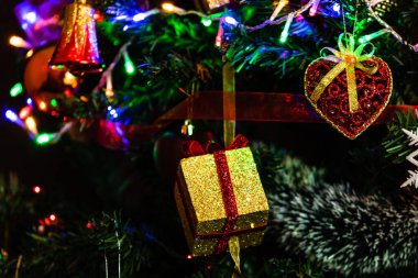 Noel süslemeleri köknar ağacında. Noel süslemeleri.