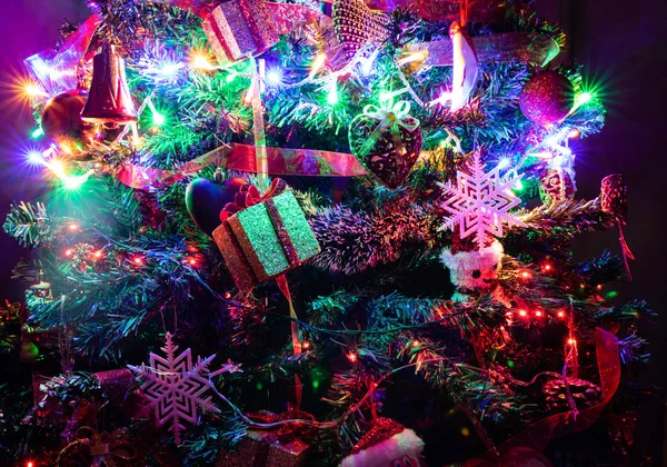 Decorazioni appese di Natale su abete. Decorato t Natale — Foto Stock