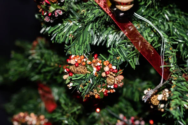 Decorações de Natal penduradas em abeto. Decoração de Natal t — Fotografia de Stock