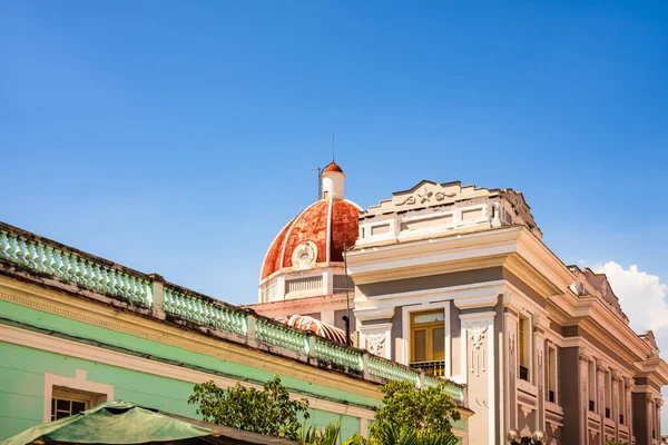 Palazzo del Municipio di Cienfuegos sulla piazza Jose Marti, la principale — Foto Stock