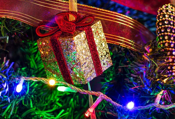 Weihnachtsschmuck am Tannenbaum. Weihnachtsschmuck — Stockfoto