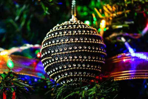 Świąteczne dekoracje wiszące na jodle. Dekorowane Boże Narodzenie t — Zdjęcie stockowe