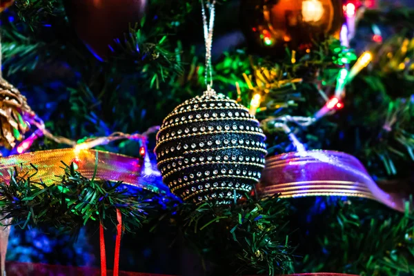 Karácsonyi díszek lógnak a fenyőfán. Díszített karácsonyi t — Stock Fotó